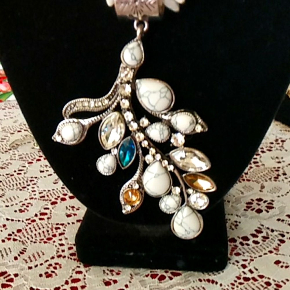 Fashion jewelry necklace white howlite with pen